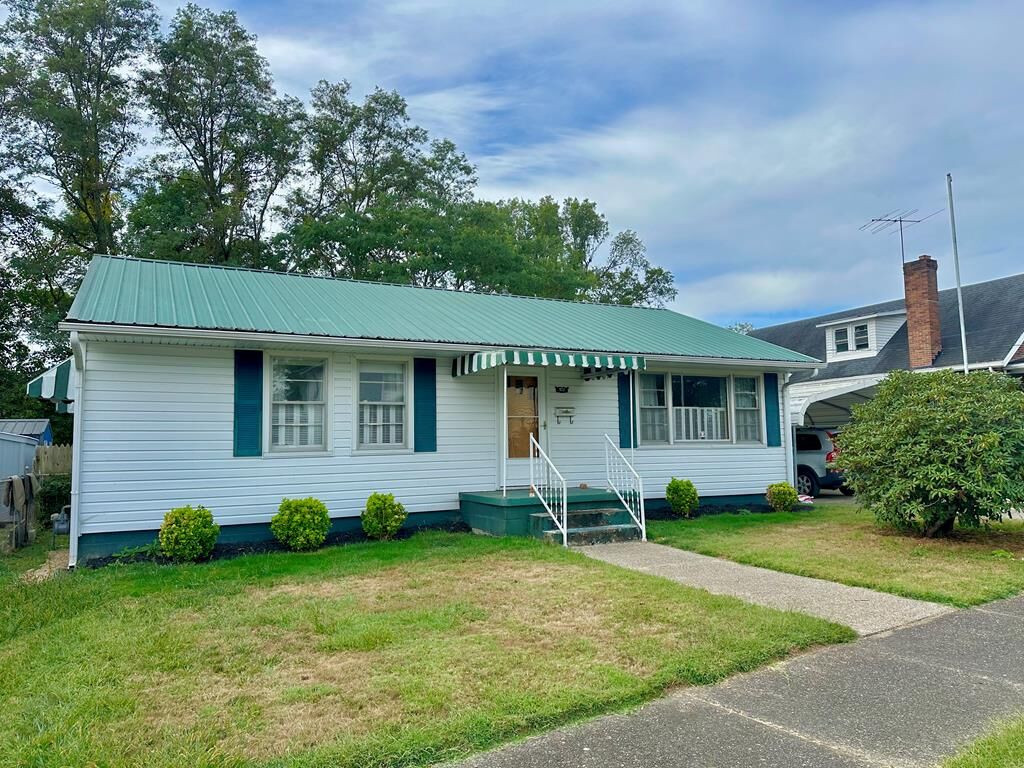 Property Photo:  912 29th St  OH 45662 