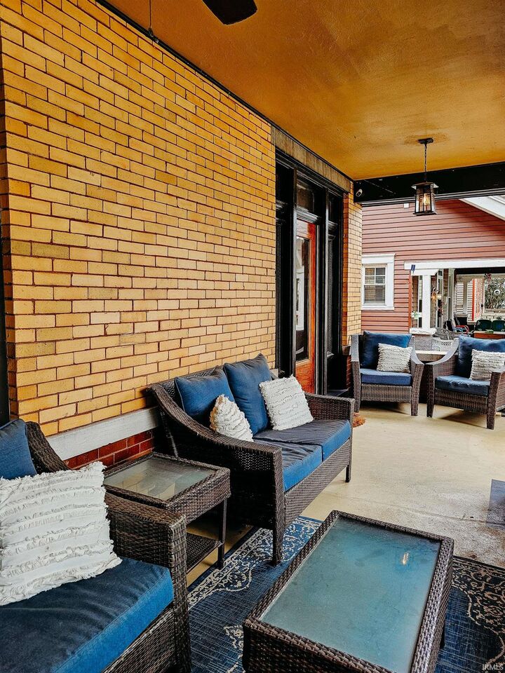 Property Photo:  805 E Chandler Avenue  IN 47713 