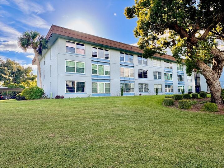 Property Photo: 333 Lake Howard Drive NW 201B FL 33880