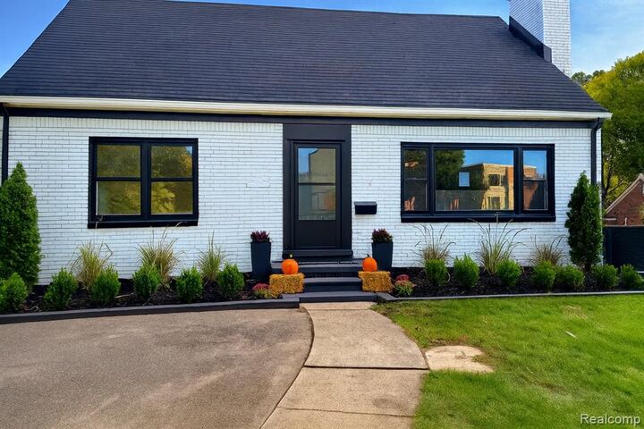 1228 N Main Street  Rochester MI 48307 1115 photo