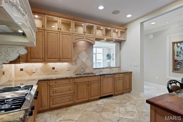 Property Photo:  8025 Maryland Avenue 14E  MO 63105 