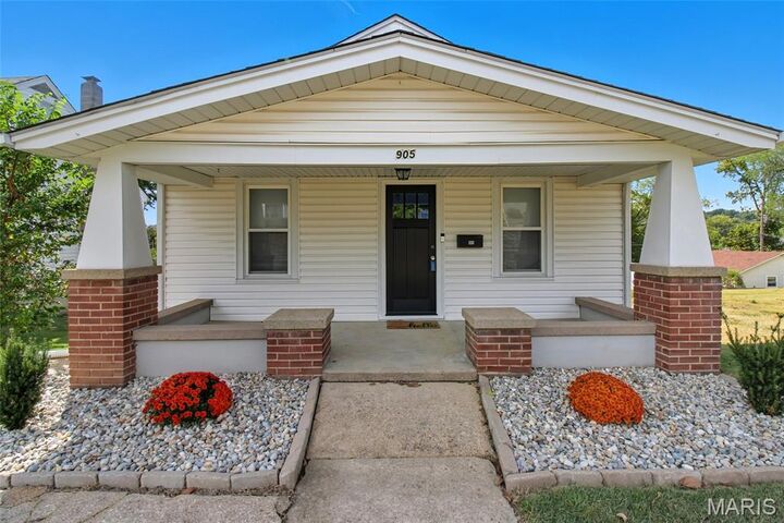 Property Photo:  905 Lindsay Avenue  MO 63019 