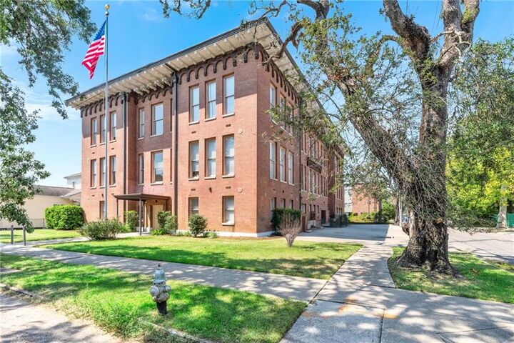 Property Photo: 3601 Camp Street 104 LA 70115