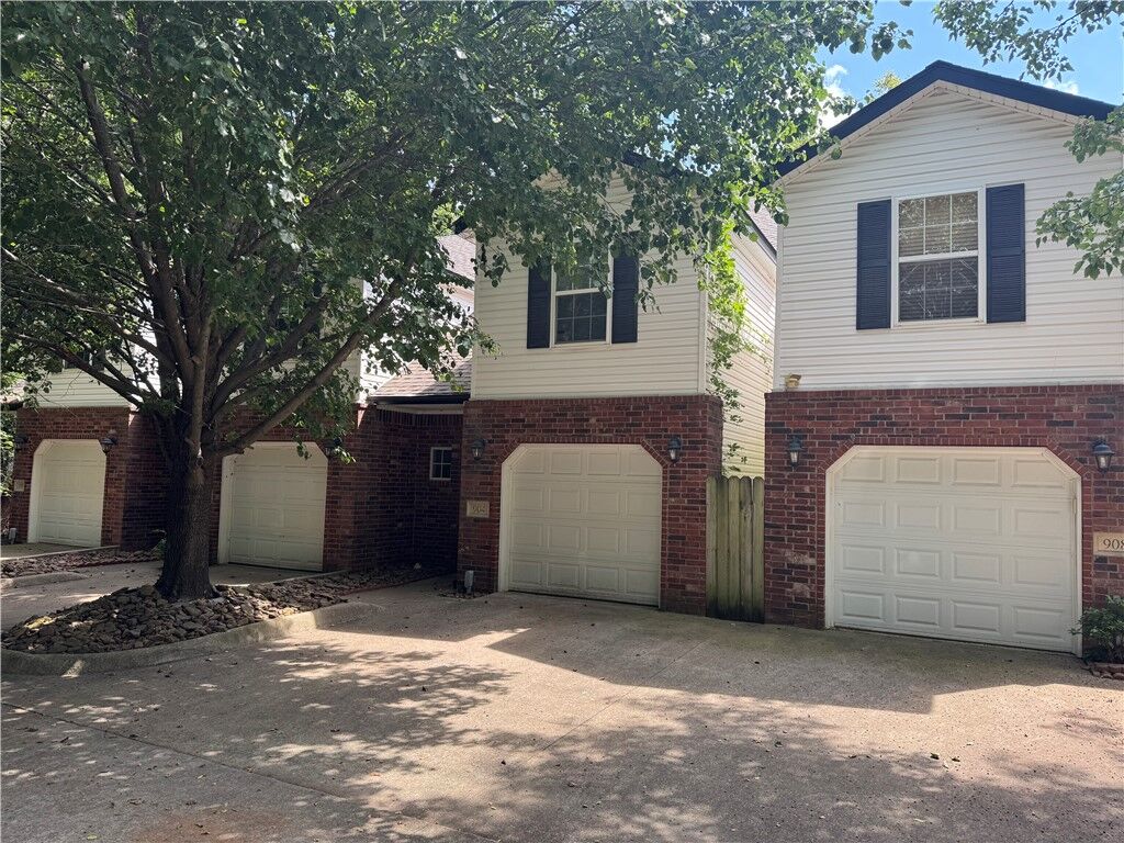 Property Photo:  902 S Wood Avenue  AR 72701