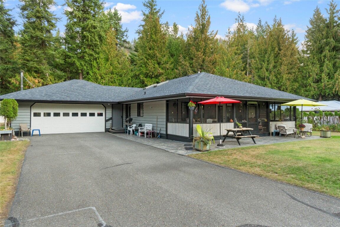 Photo de la propriété: 4061 Santa Road BC V0E 1M6