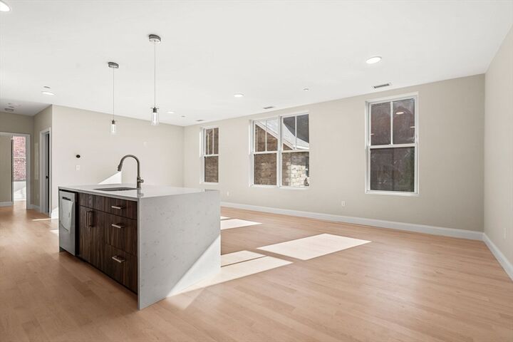 Property Photo:  124 Warren Street 202  MA 02119 