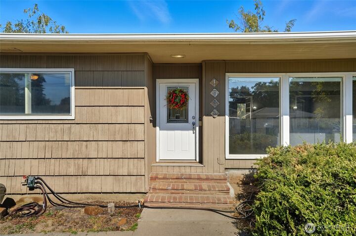 Property Photo:  1535  J Street  WA 99362 