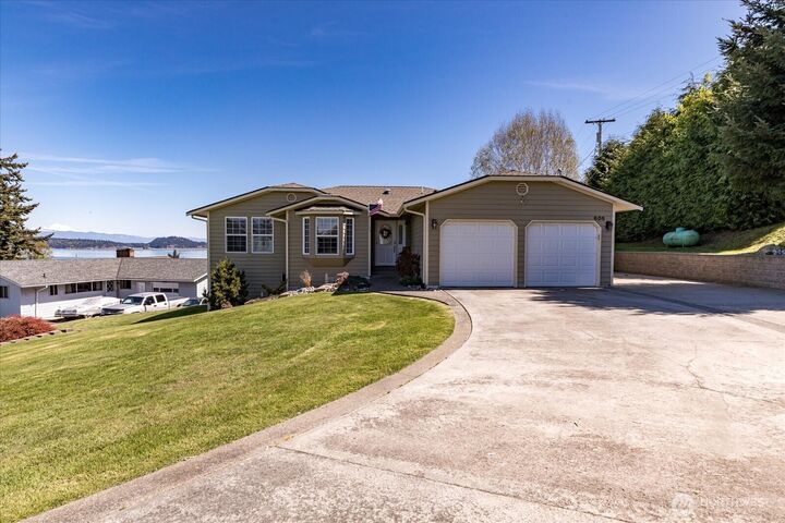 Property Photo:  606  Maplewood Loop  WA 98277 