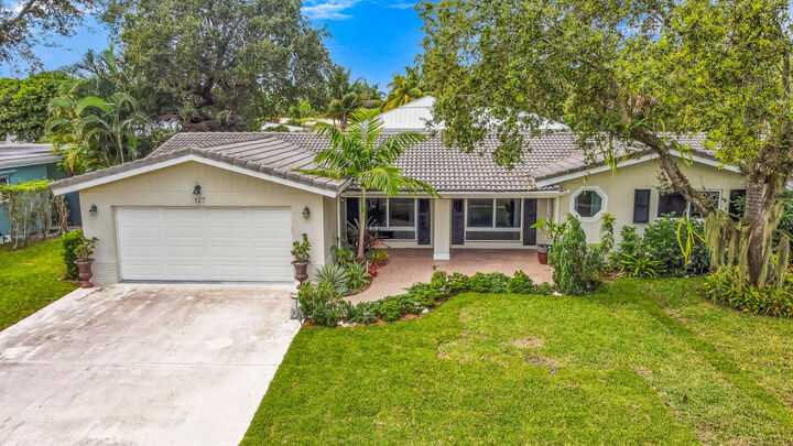 Property Photo:  127 SW 7 Avenue  FL 33486 