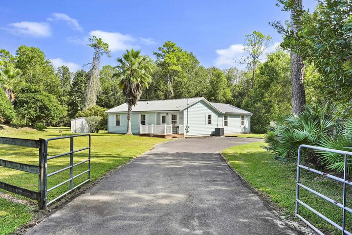 Property Photo: 7984 Hamilton Ave FL 32145