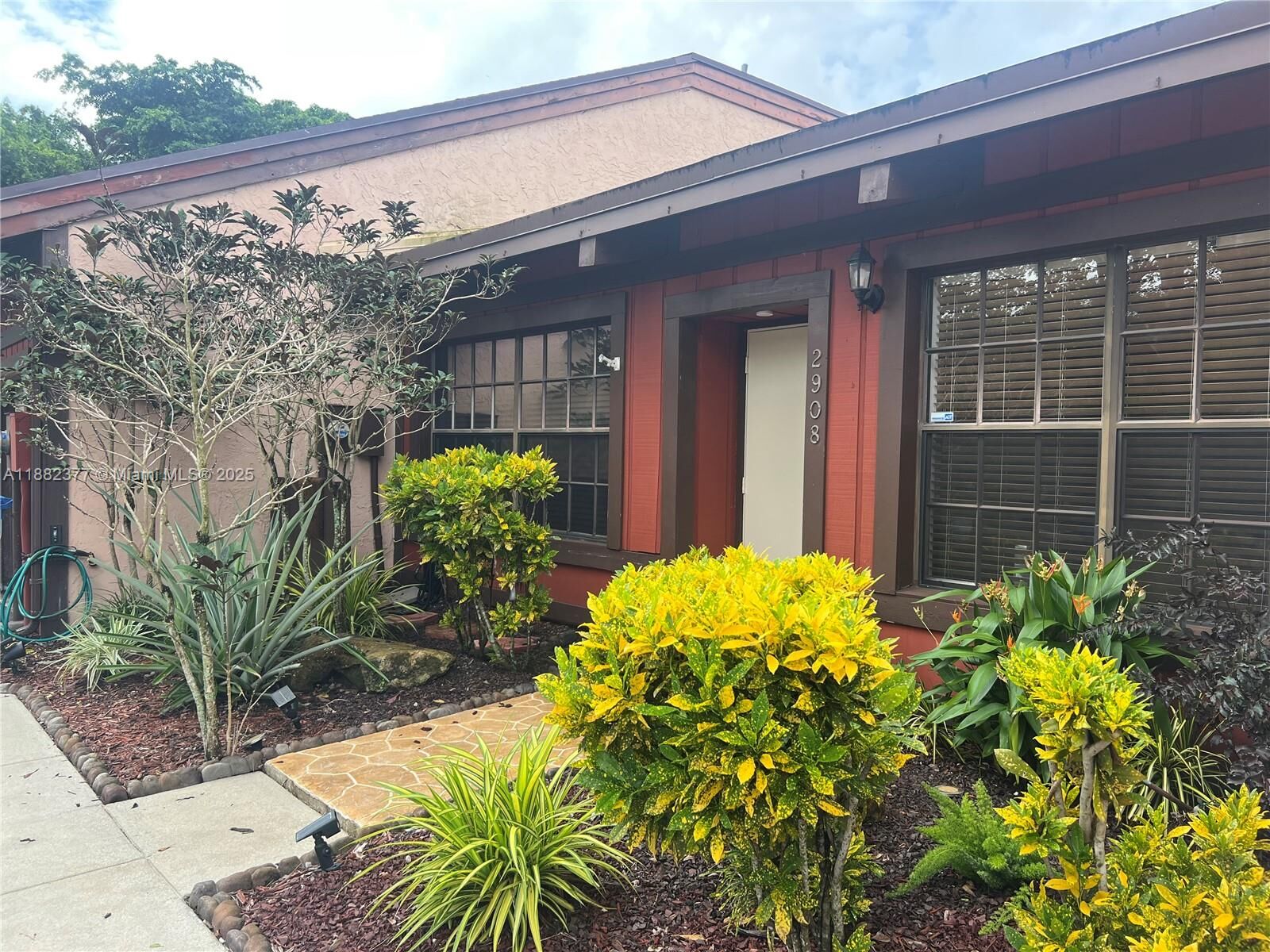 Property Photo:  2908 N 35th Ter 2908  FL 33021 