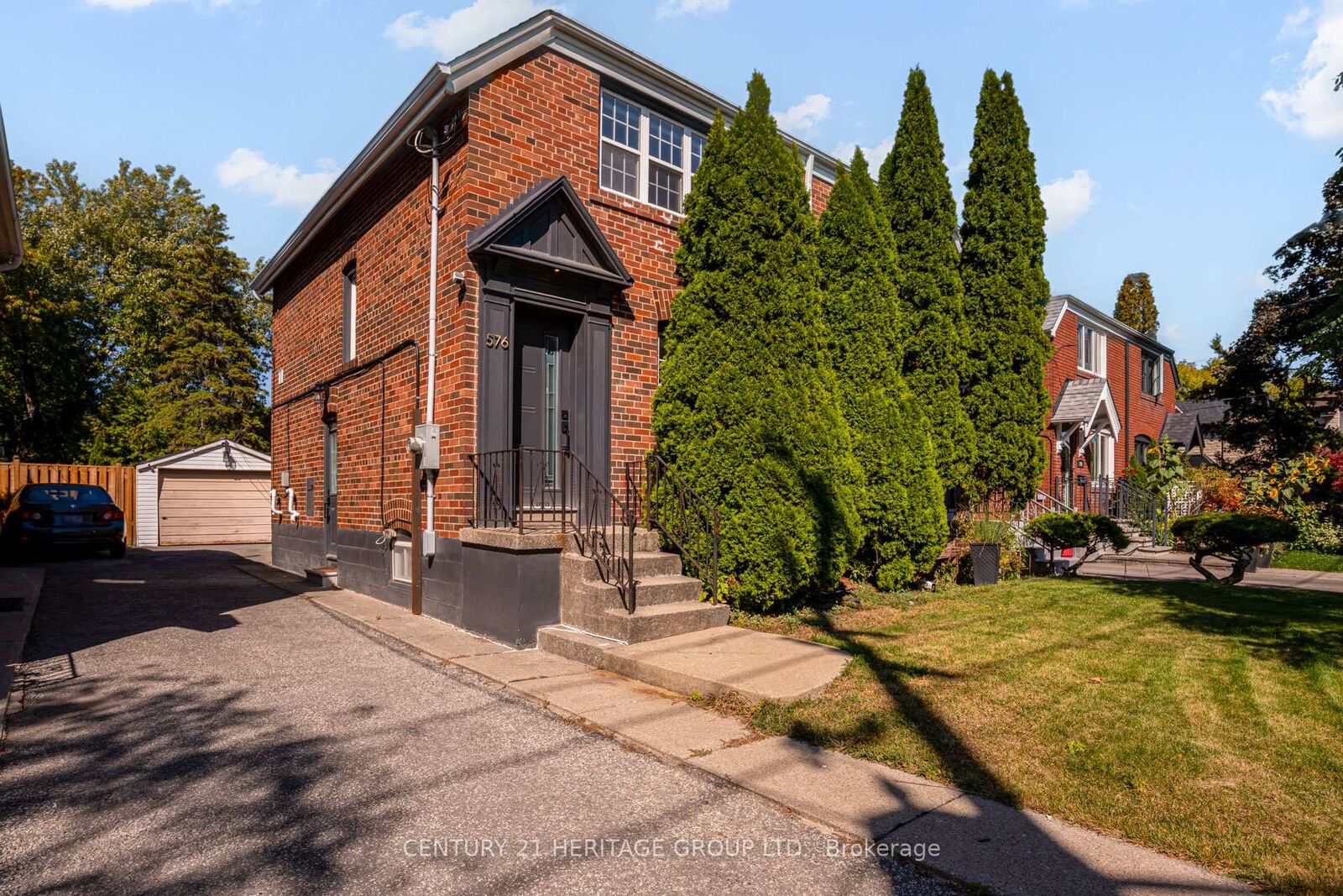 Property Photo:  576 Broadway Avenue  ON M4G 2S3 