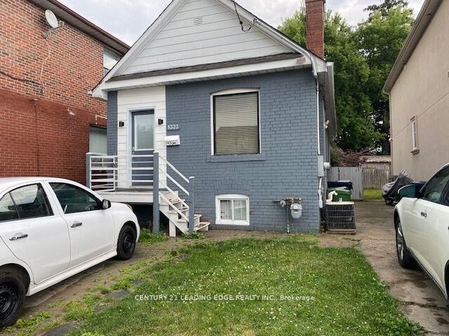 Property Photo:  1323 Woodbine Avenue Main  ON M4C 4E9 