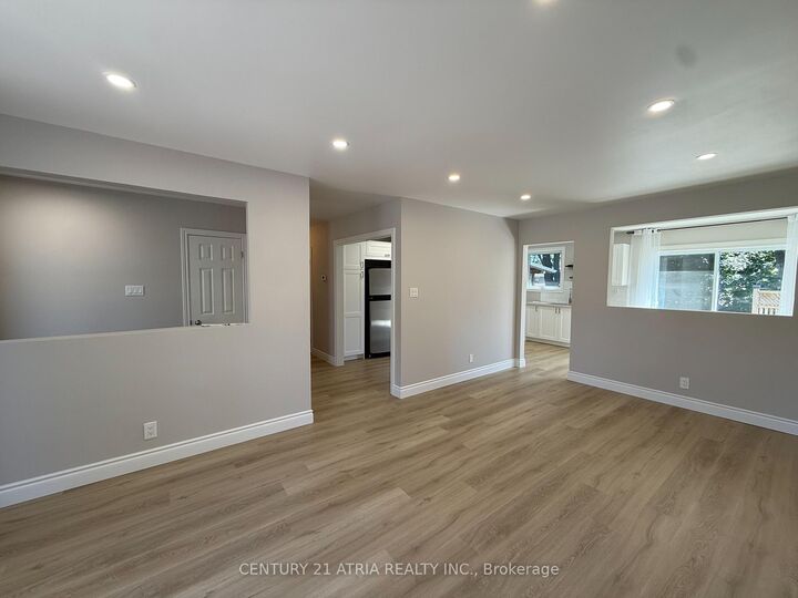 Property Photo:  801 Krosno Boulevard Main  ON L1W 1G7 