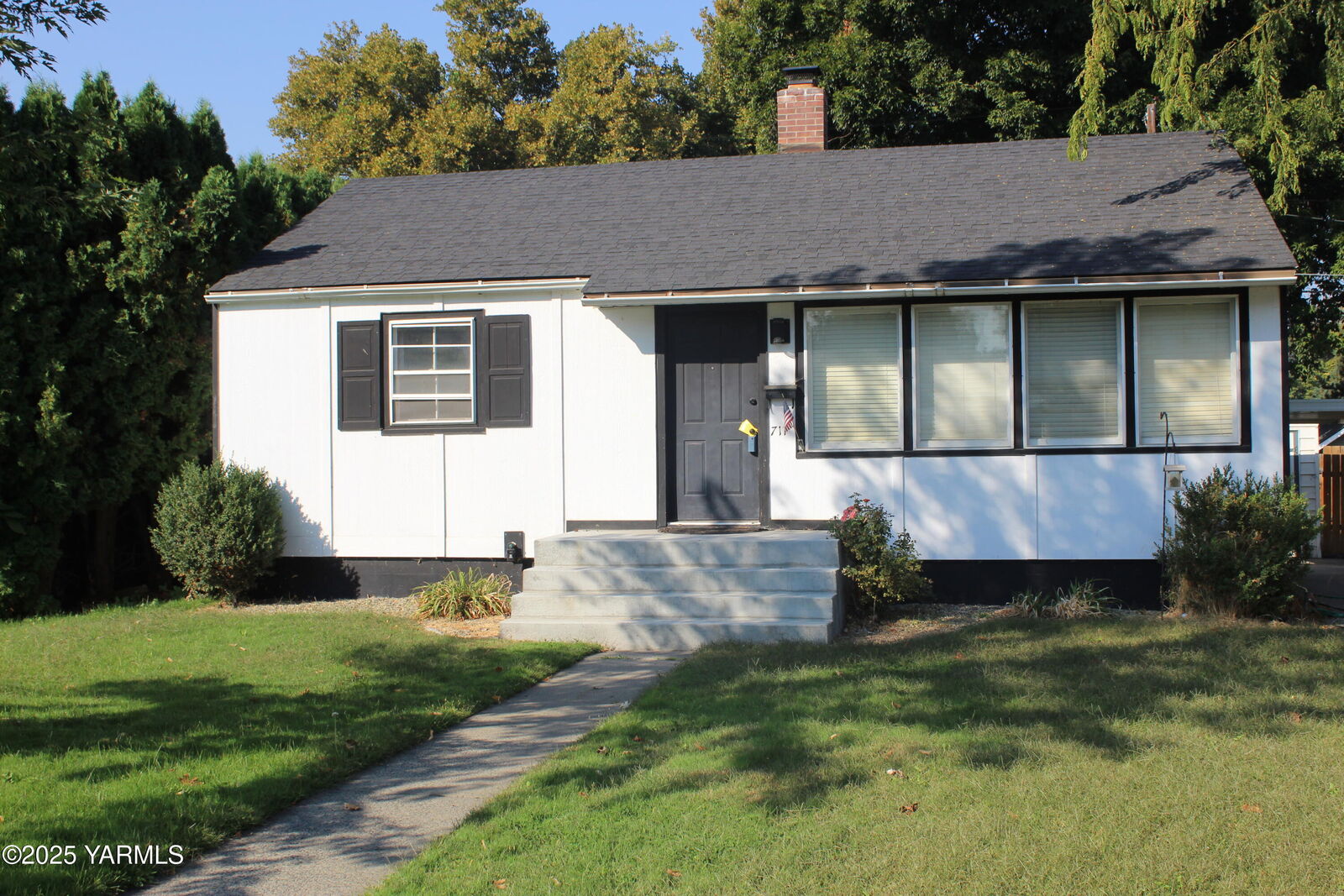 Property Photo:  711 Guernsey St  WA 99350 