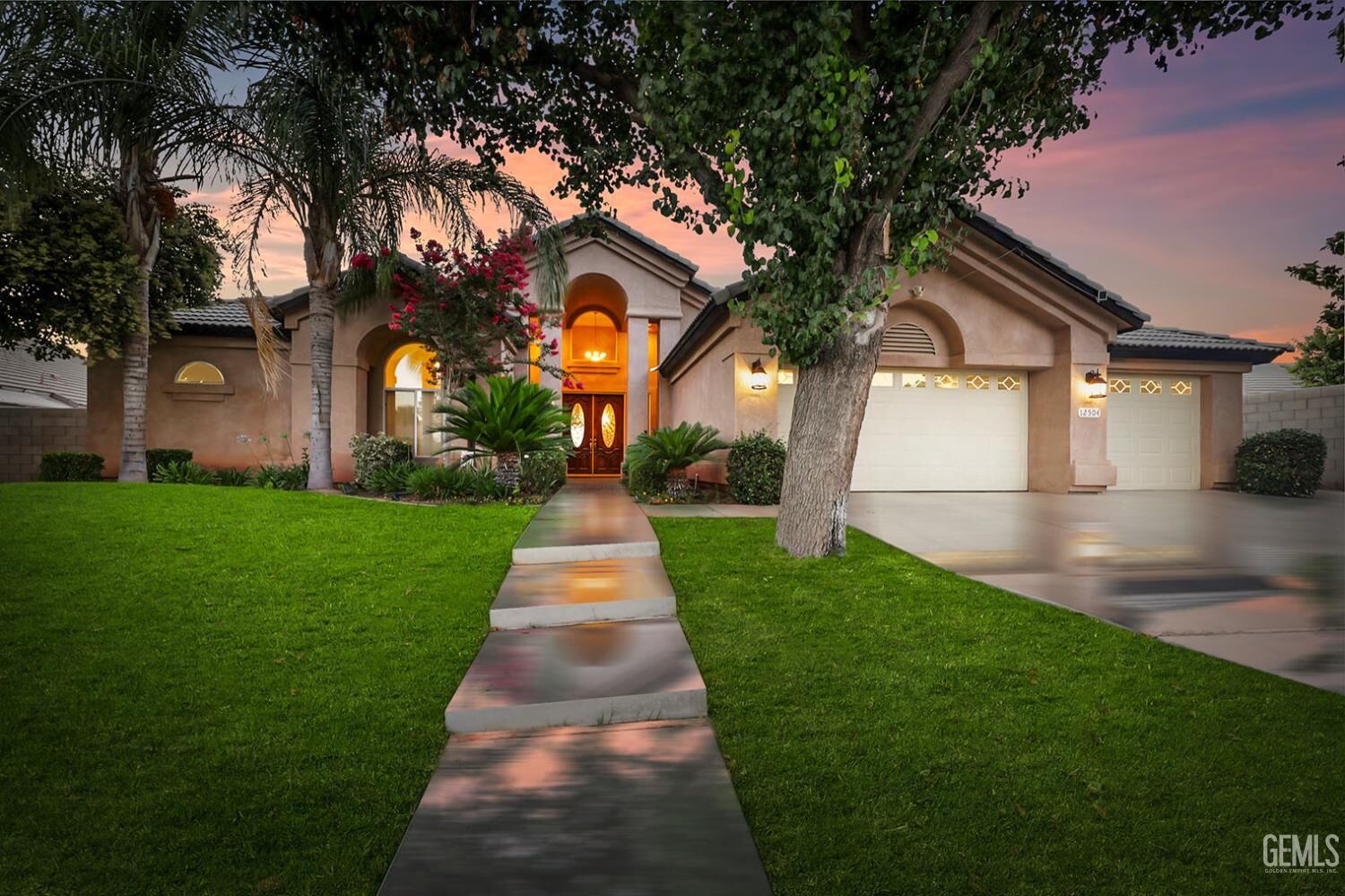 Property Photo:  12504 Crown Crest Drive  CA 93311 