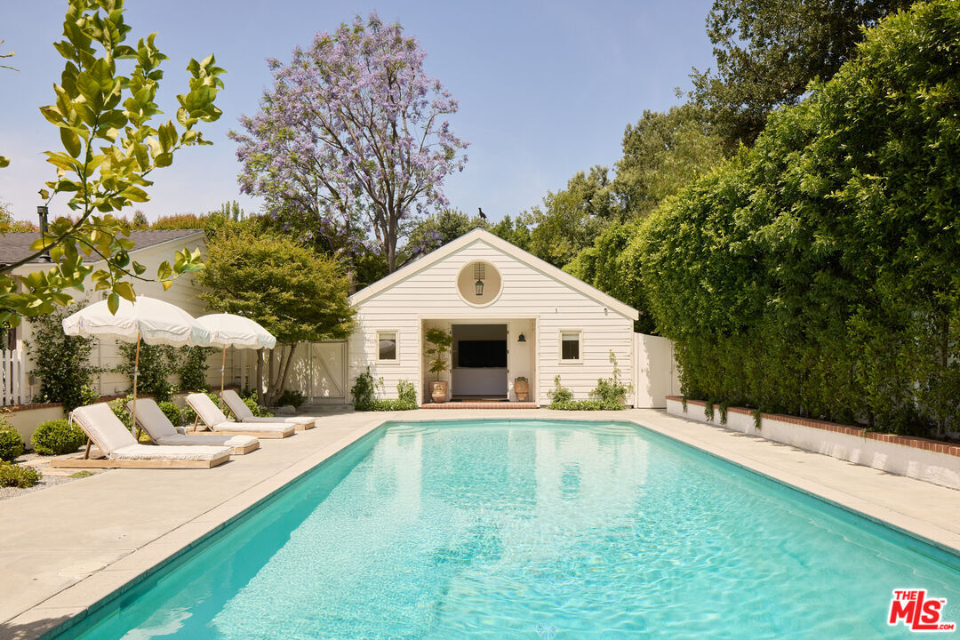 Property Photo:  17333 Rancho St  CA 91316 