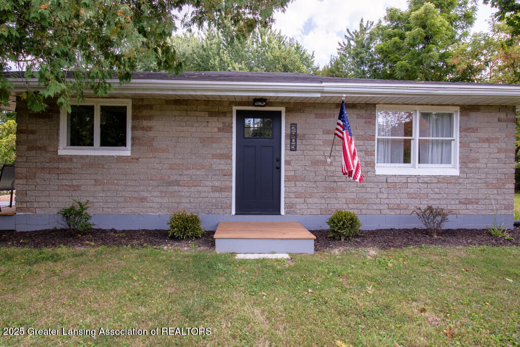 Property Photo:  2905 S Catherine Street  MI 48911 