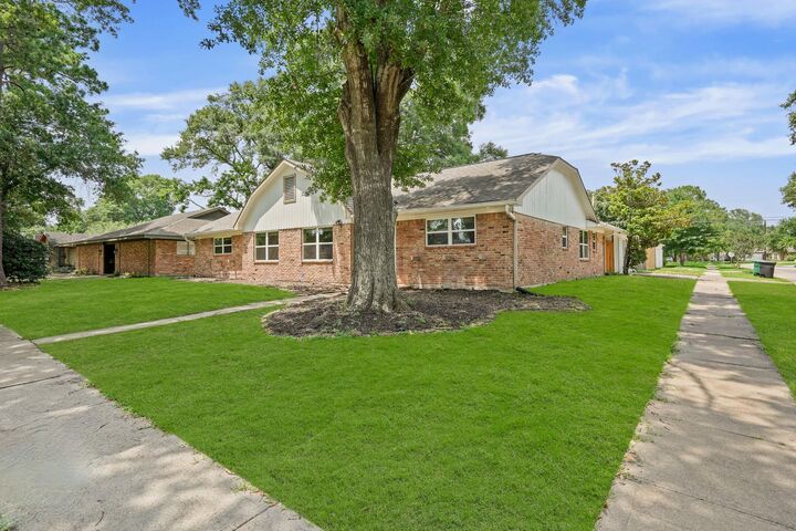 Property Photo: 5702 Cheltenham Drive TX 77096