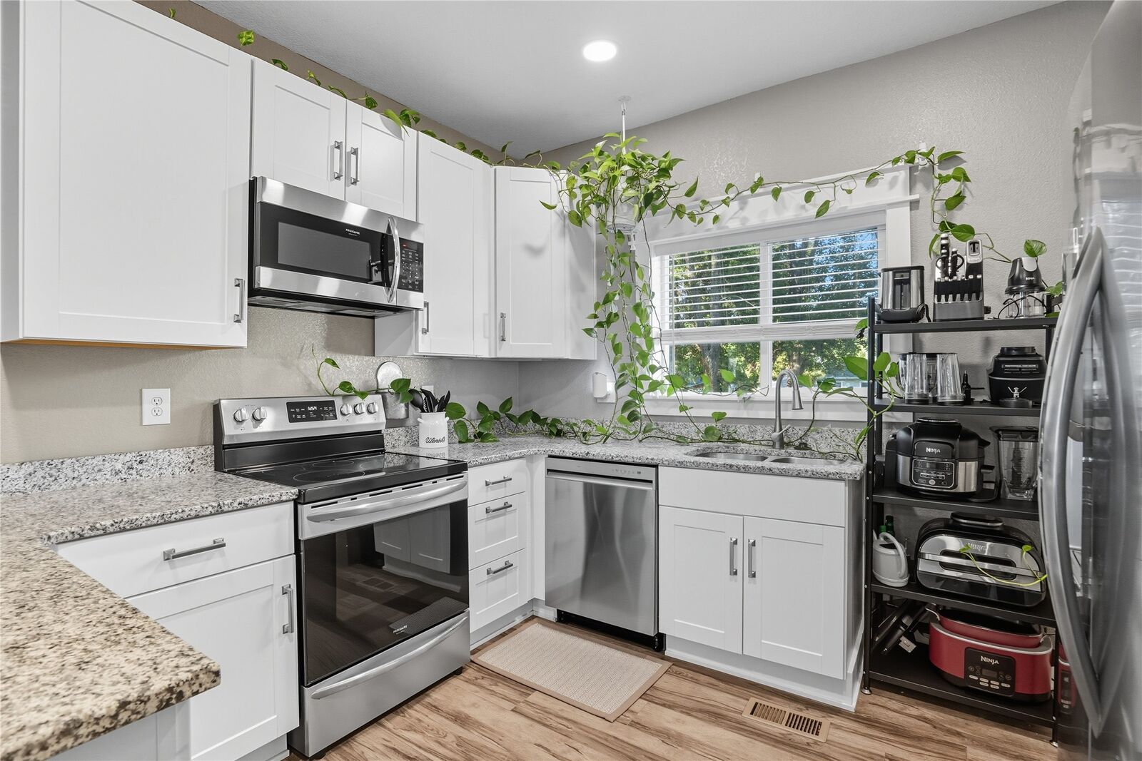 Property Photo: 1410 E 23rd Street IA 50317