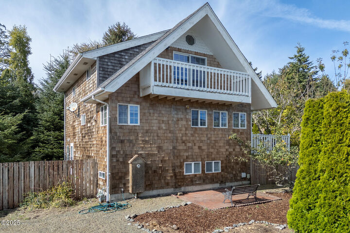 Property Photo:  1017 NE Lake Dr  OR 97367 
