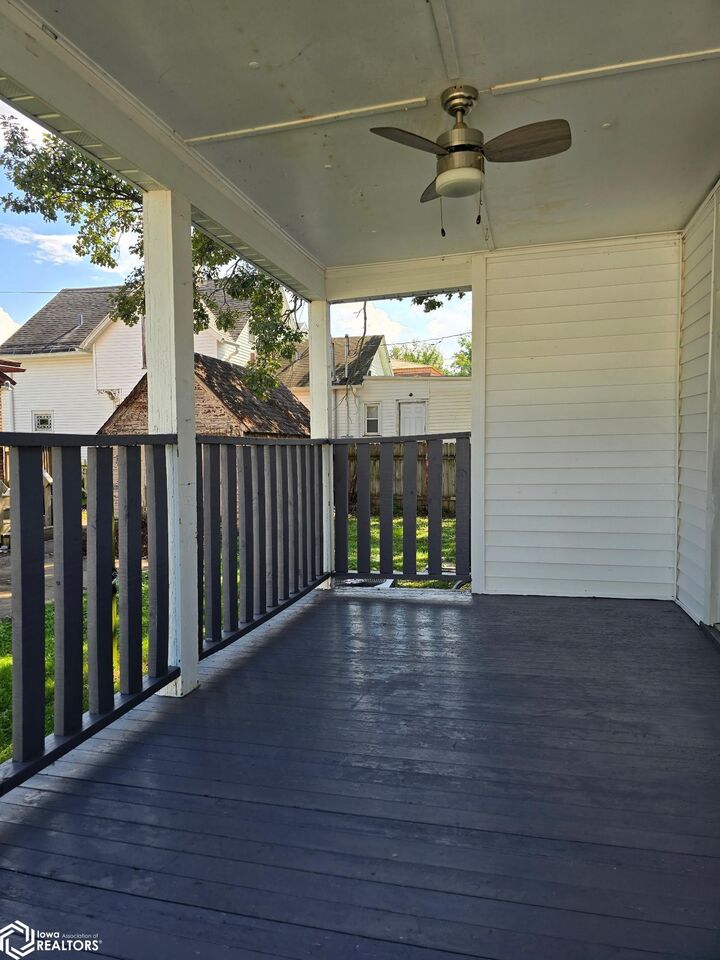 Property Photo:  1609 Pine Street  IA 52601
