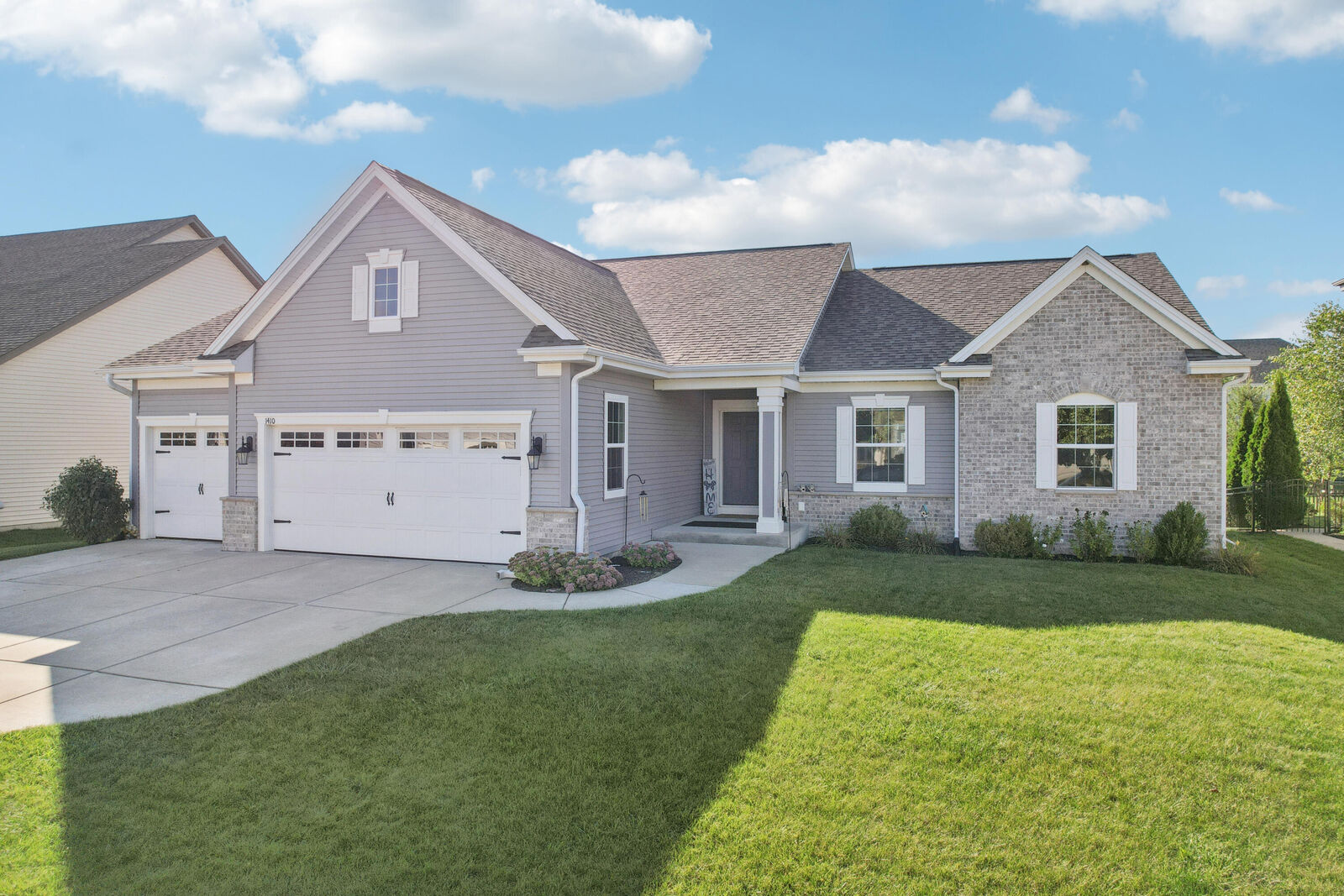 Property Photo:  1410 Blazing Star Dr  WI 53066 