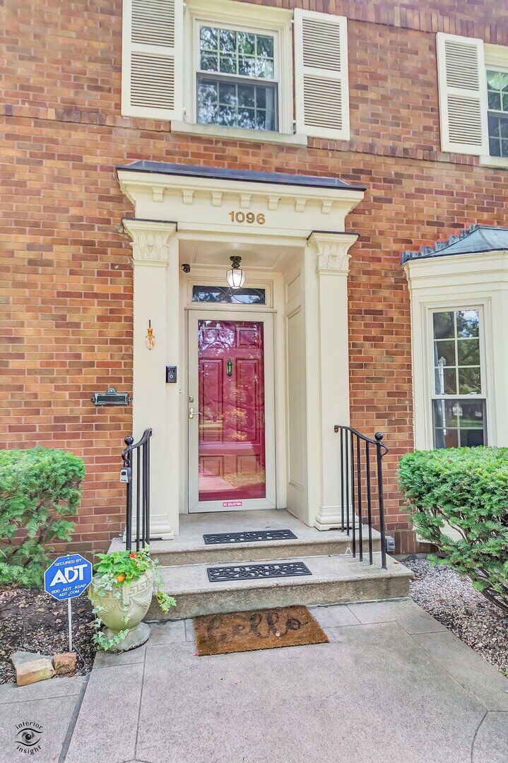 Property Photo: 1096 S Wildwood Avenue IL 60901