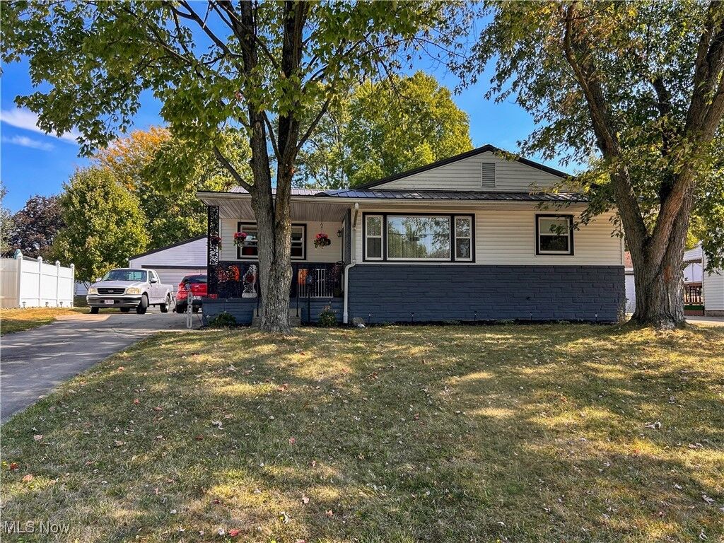 Property Photo:  1411 Gypsy Lane  OH 44446 