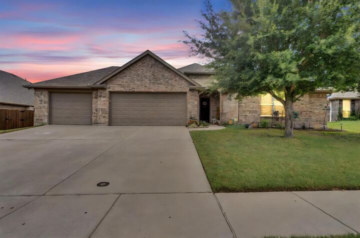 Property Photo: 5822 Yellow Rose Court TX 76065
