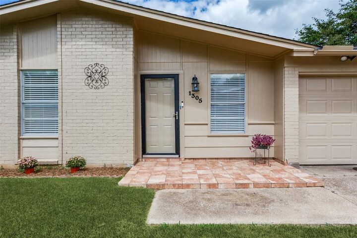 Property Photo: 1305 Mohawk Drive TX 76012