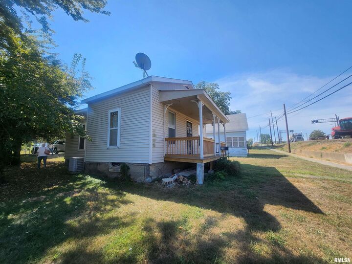 Property Photo:  718 W Water Street  IL 62274 