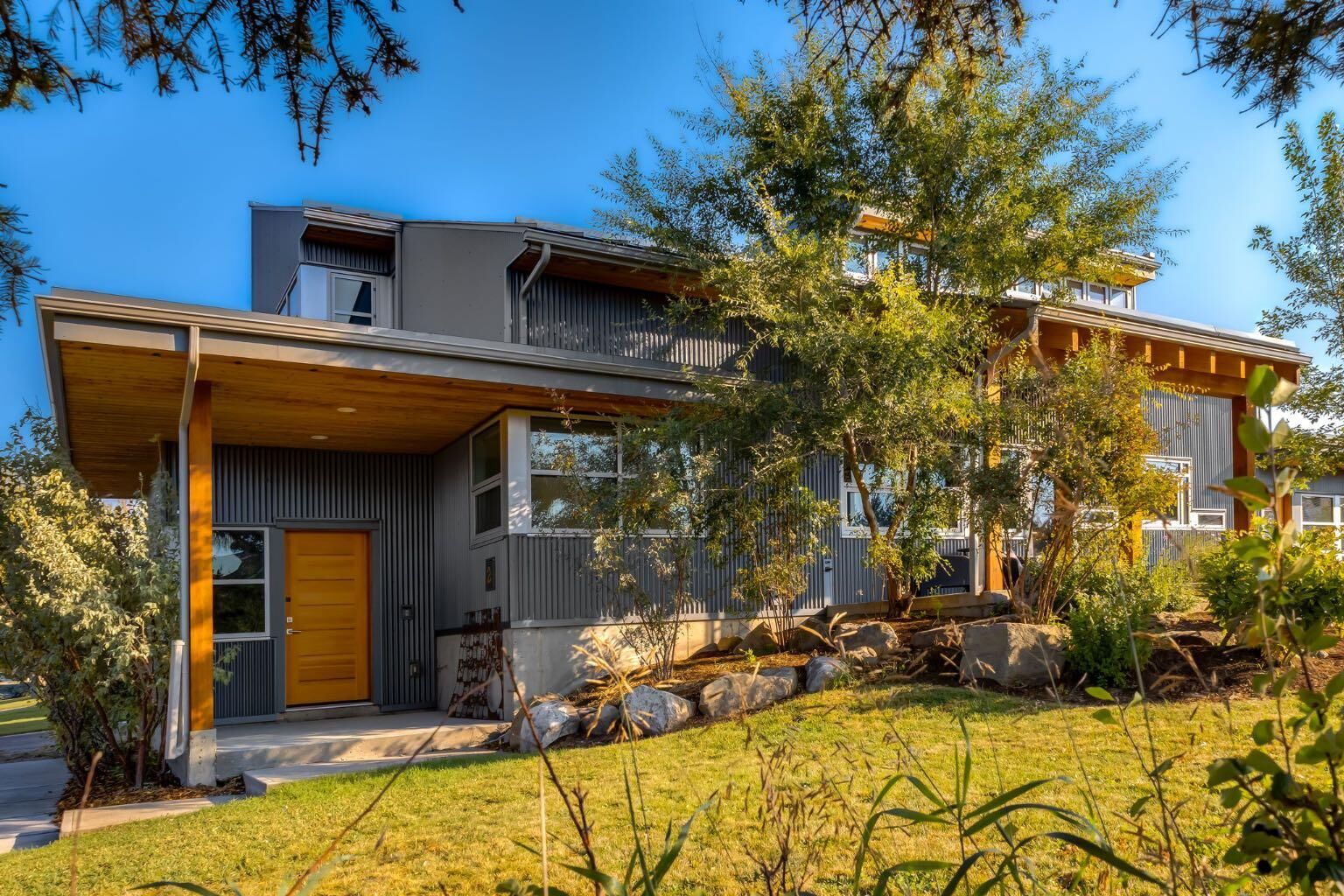 Property Photo:  2 Deibert Close SW  AB T1V 1C2 