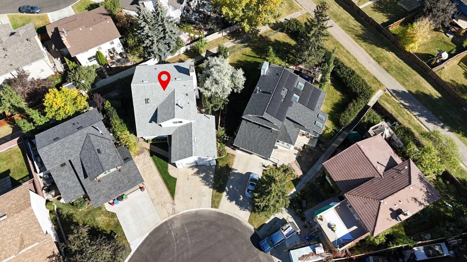 Property Photo:  139 Berkshire Place NW  AB T3K 1Z7 