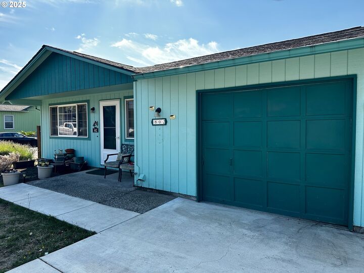 Property Photo:  802 54th Pl  OR 97478 