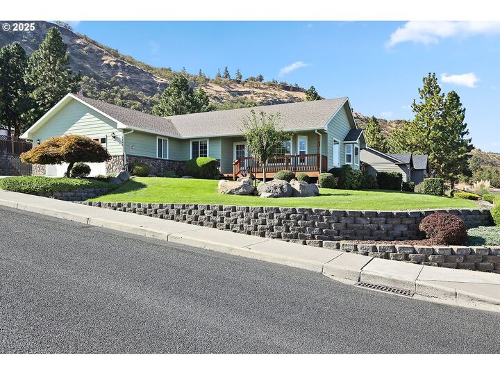 1549 Elberta St  The Dalles OR 97058 photo