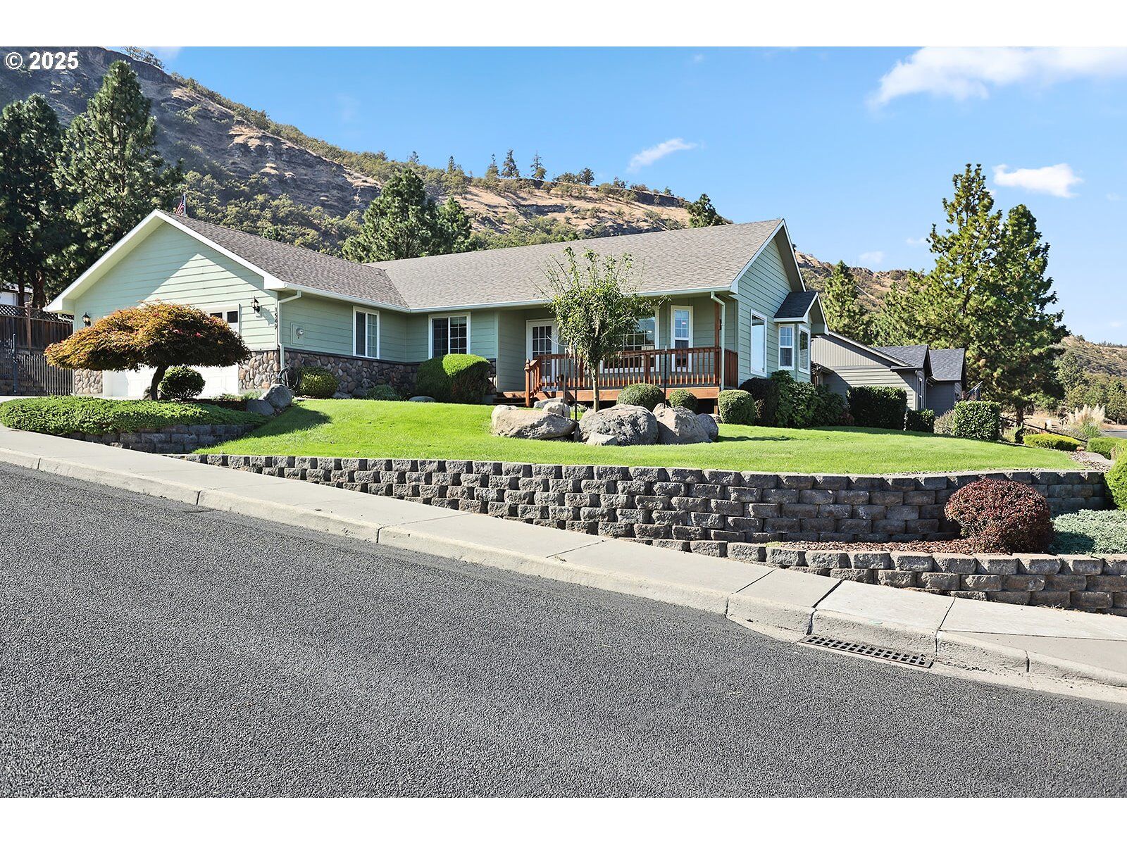 Property Photo:  1549 Elberta St  OR 97058 