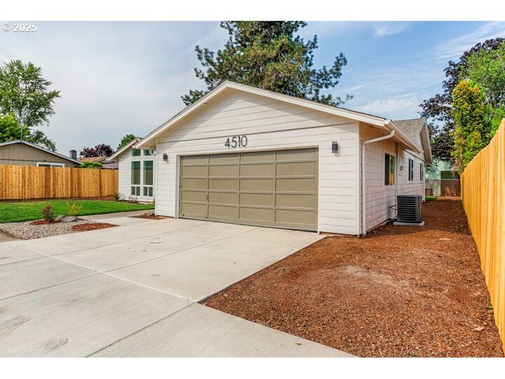Property Photo: 4510 Swallow Ct NE OR 97301