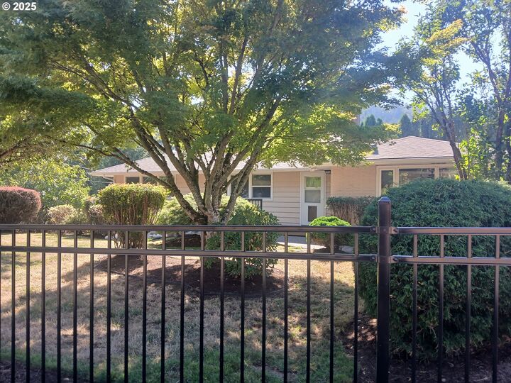 Property Photo:  795 SE Roberts Ave  OR 97080 