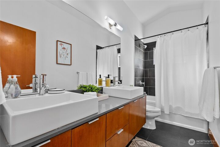 Property Photo: 1506 44th Avenue SW B WA 98116