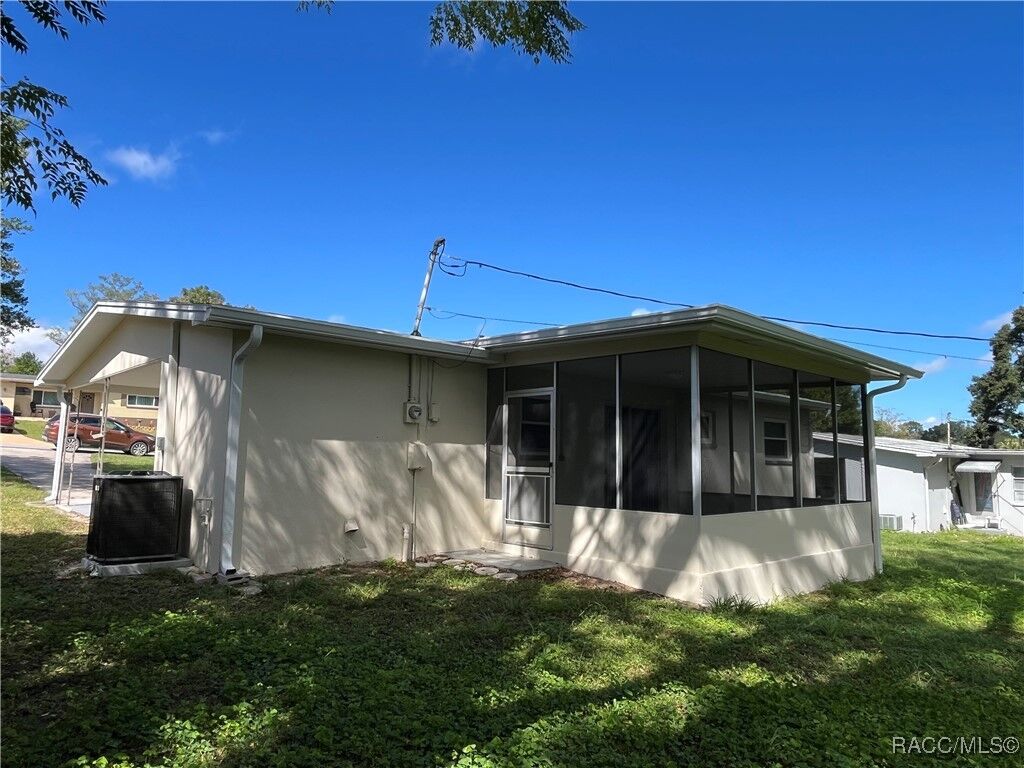 Property Photo: 5 N Lincoln Avenue FL 34465