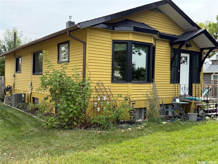 Property Photo:  575 8th Avenue NE  SK S9H 2R2 