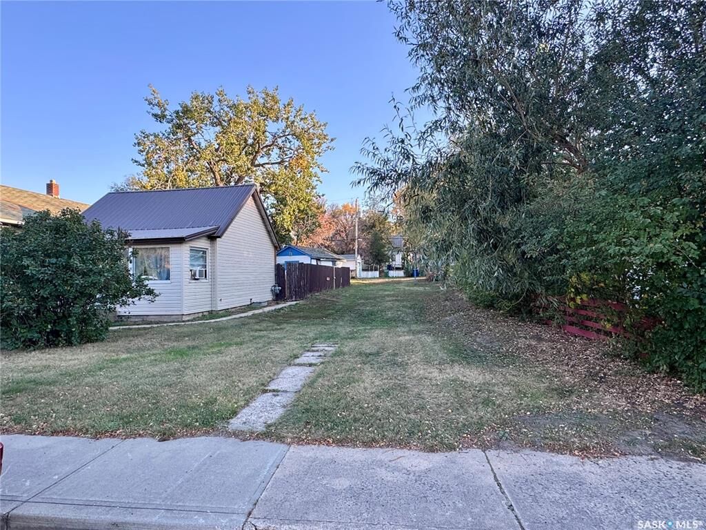 Property Photo:  239 Iroquois Street W  SK S6H 5A8 