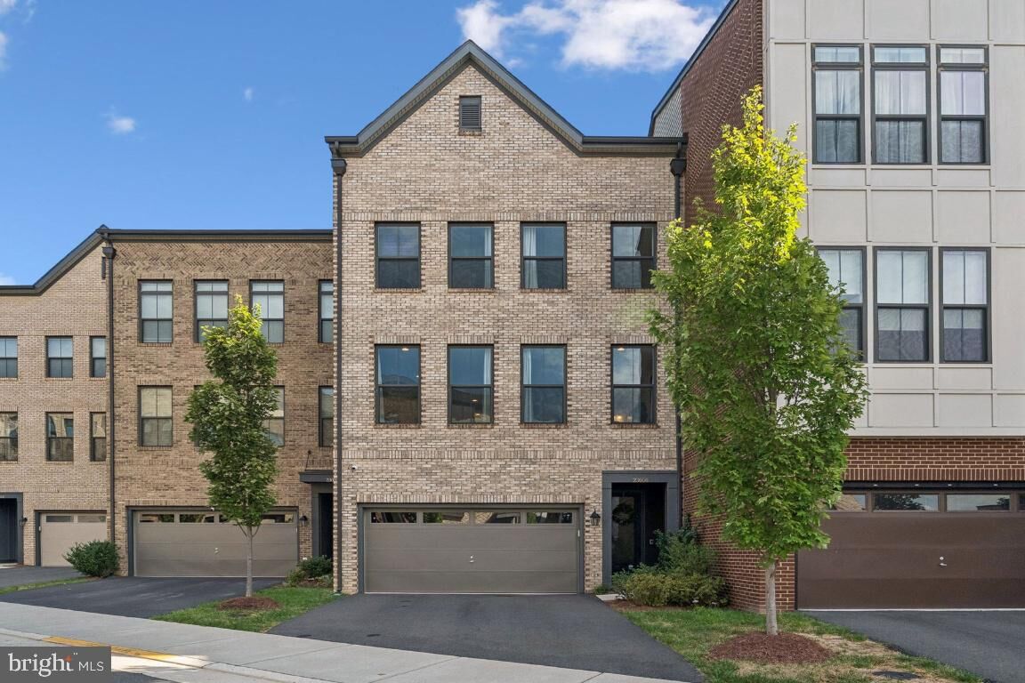 Property Photo:  23056 Sullivans Cove Square  VA 20148 
