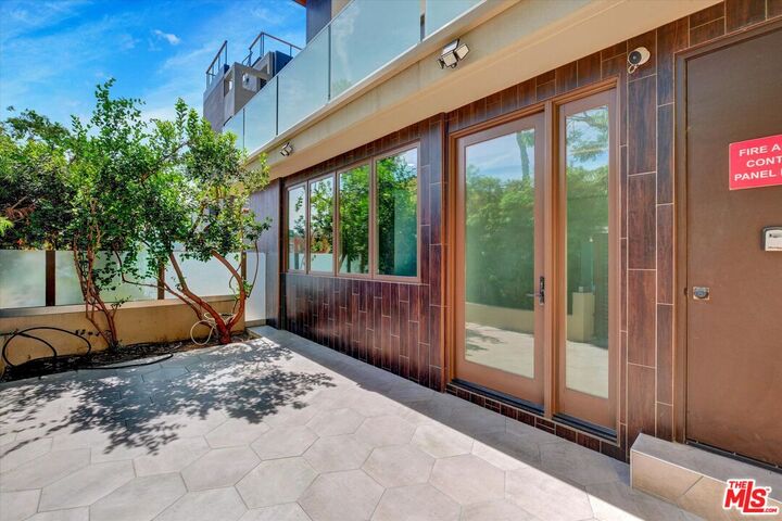 Property Photo: 1249 N Formosa Ave CA 90046