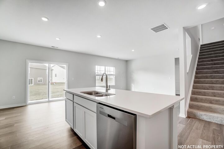 Property Photo: 1095 Hartford Lane OH 43140