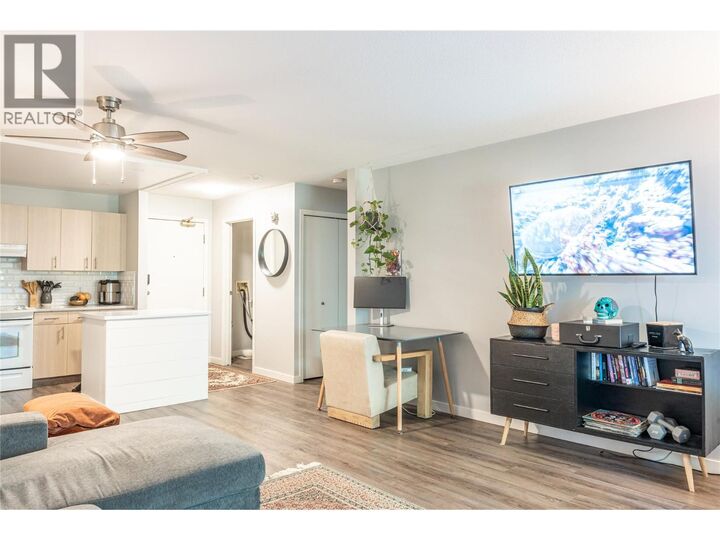 Photo de la propriété: 240 Hollywood Road North 304 BC V1X 6Y9