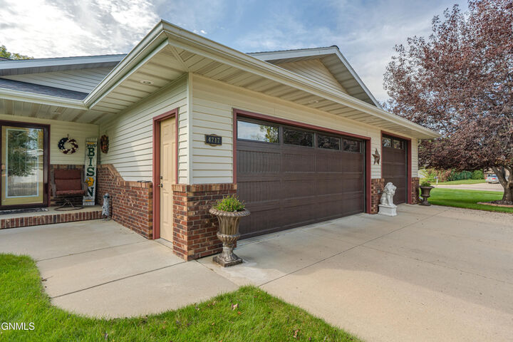Property Photo:  4717 Pintail Loop SE  ND 58554 
