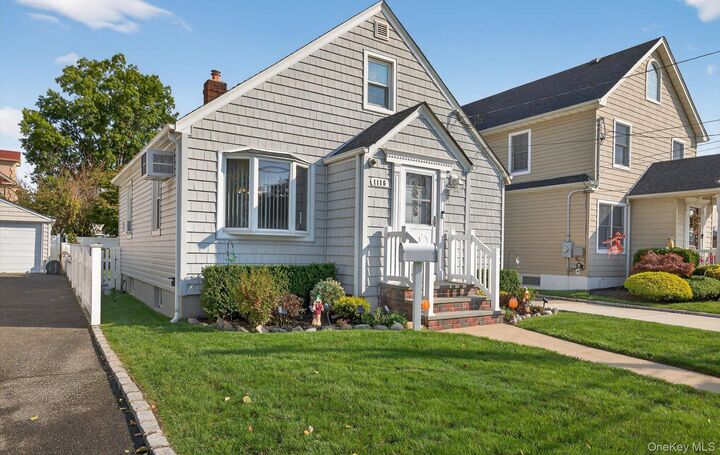 Property Photo:  1116 Mosefan Street  NY 11010 