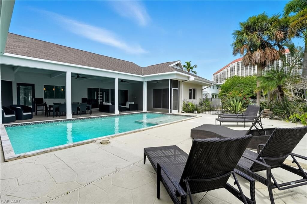 Property Photo: 5122 Starfish Ave FL 34103